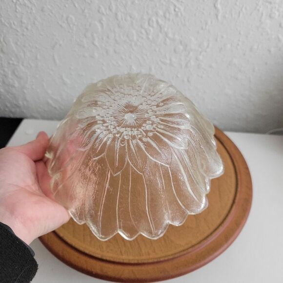 VINTAGE ✨️ Sunflower Glass Bowl 7" clear - Picture 3 of 4